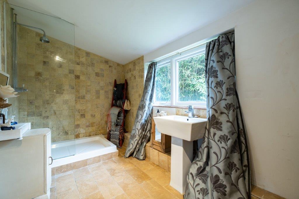 20 ANNEXE SHOWER ROOM.jpg